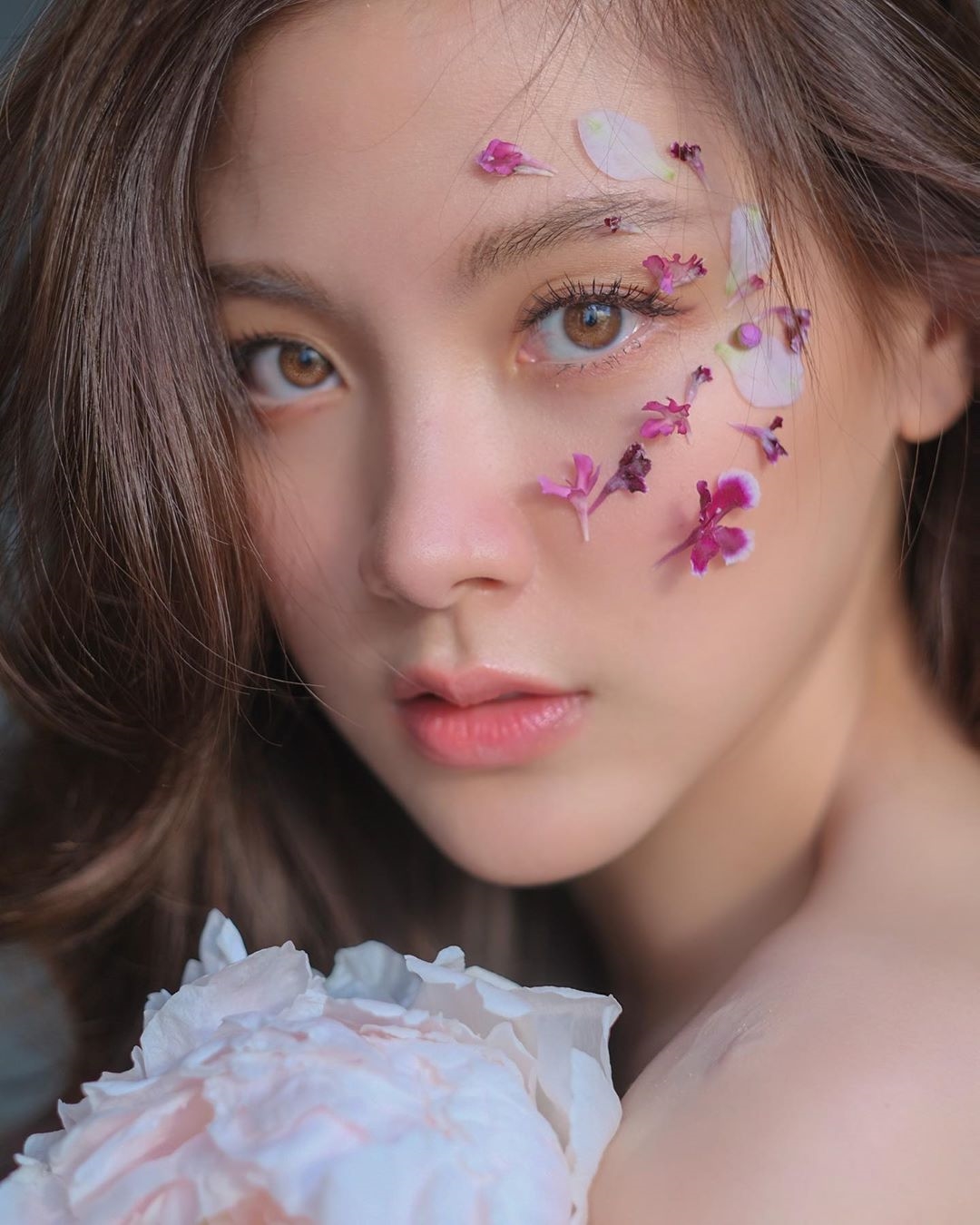 Baifern Pimchanok 'gây sốt' với kiểu trang điểm đính hoa ngọt ngào