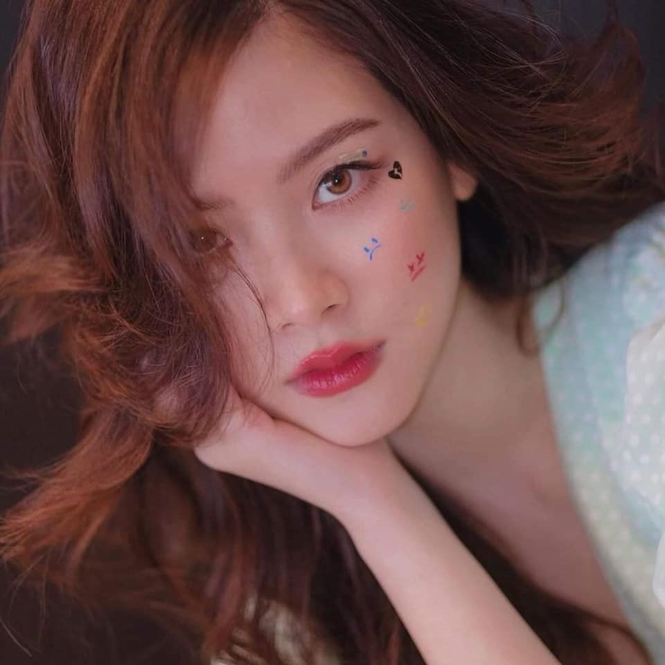 Baifern Pimchanok 'gây sốt' với kiểu trang điểm đính hoa ngọt ngào