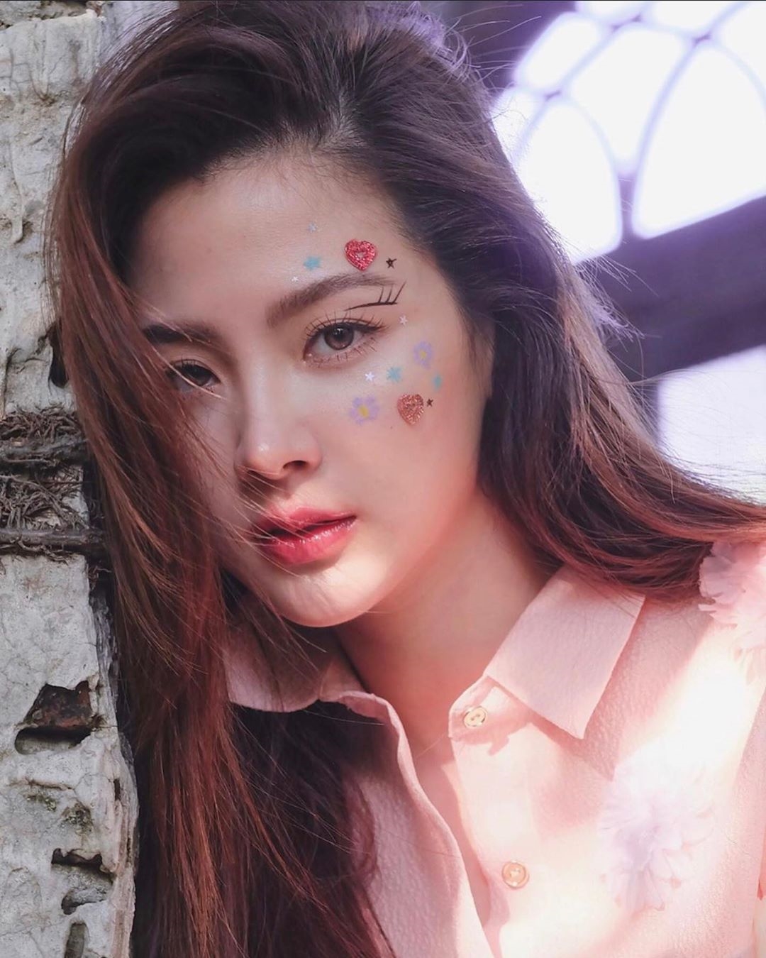 Baifern Pimchanok 'gây sốt' với kiểu trang điểm đính hoa ngọt ngào