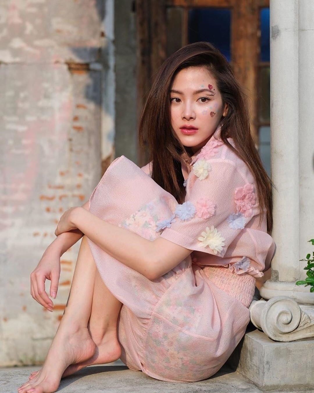 Baifern Pimchanok 'gây sốt' với kiểu trang điểm đính hoa ngọt ngào