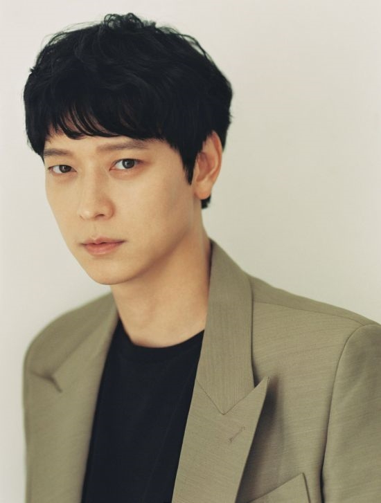 Kang Dong Won 'gây sốt' với nhan sắc tuổi 39 đỉnh cao