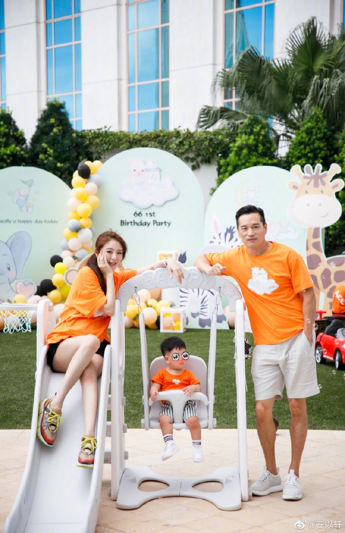 An Dĩ Hiên khoe bụng bầu 6 tháng, làm tiệc thôi nôi cho con trai