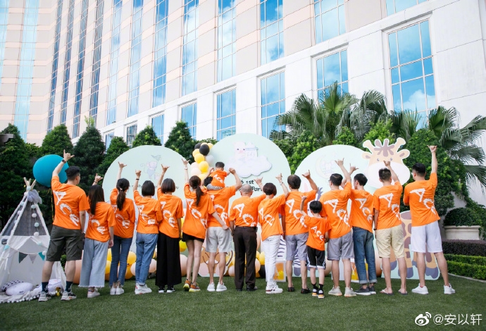 An Dĩ Hiên khoe bụng bầu 6 tháng, làm tiệc thôi nôi cho con trai