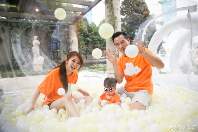 An Dĩ Hiên khoe bụng bầu 6 tháng, làm tiệc thôi nôi cho con trai