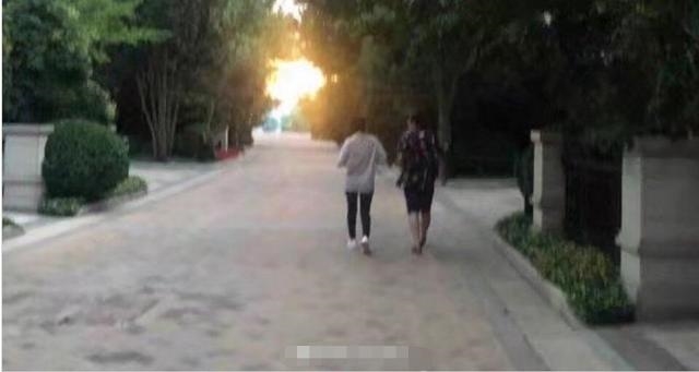 Đường Nghệ Hân tái xuất hậu sinh con, dáng người thon thả như thiếu nữ