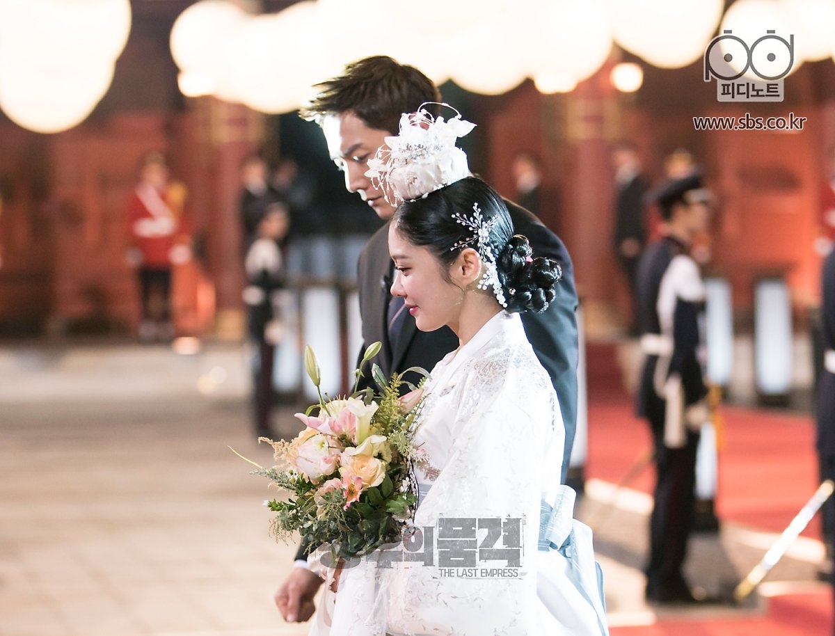 Jang Na Ra đẹp nao lòng trong bộ sưu tập váy cưới trên màn ảnh