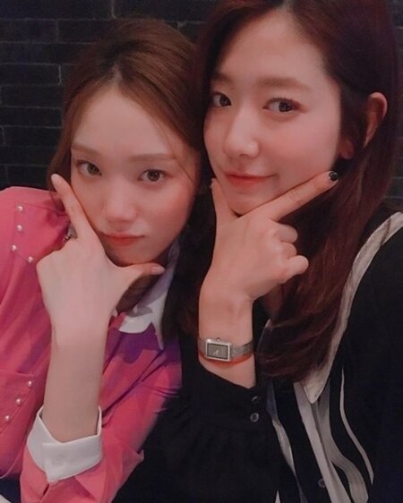 Lee Sung Kyung gửi quà tới phim trường ủng hộ Park Shin Hye