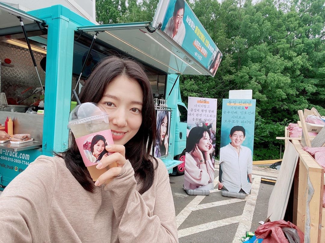 Lee Sung Kyung gửi quà tới phim trường ủng hộ Park Shin Hye