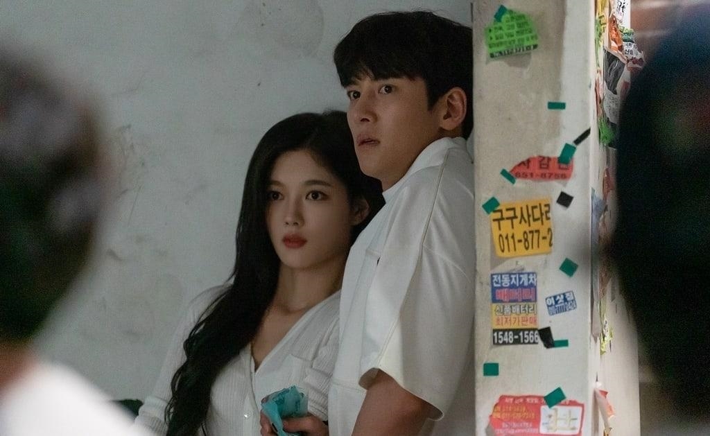 Ji Chang Wook - Kim Yoo Jung gây tò mò trong loạt ảnh tập mới