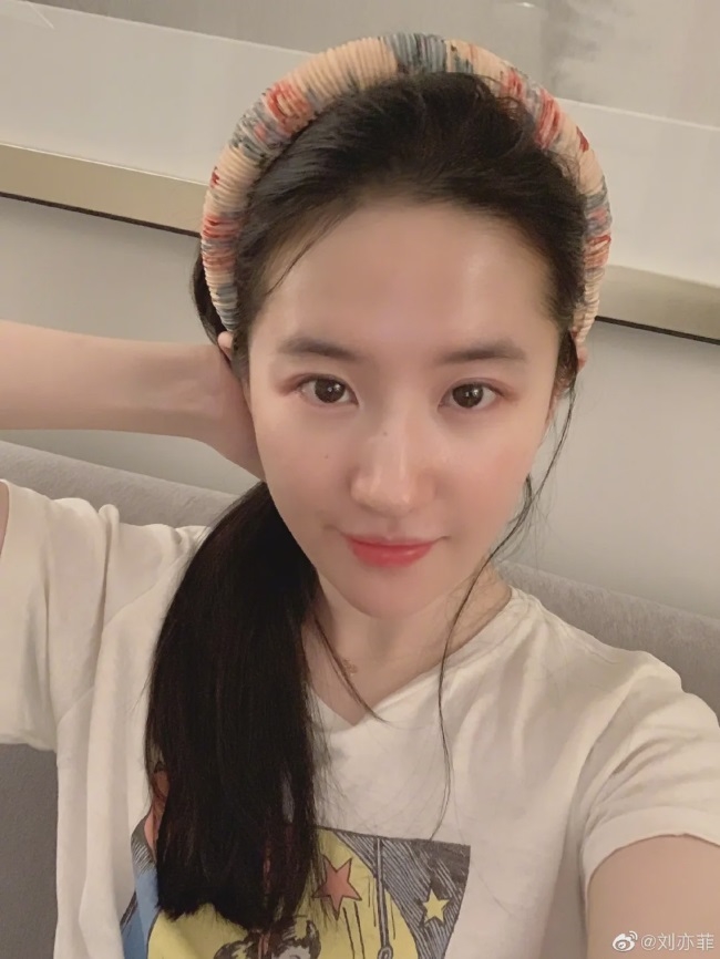 Mỹ nhân Cbiz bé đã xinh, lớn lại càng hút hồn