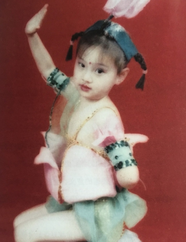 Mỹ nhân Cbiz bé đã xinh, lớn lại càng hút hồn