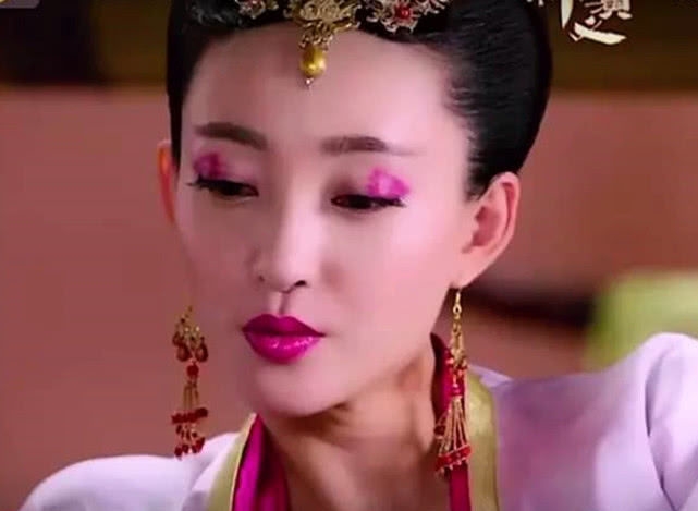 Triệu Lệ Dĩnh, Lưu Thi Thi và sao nữ Cbiz với kiểu trang điểm kỳ quái