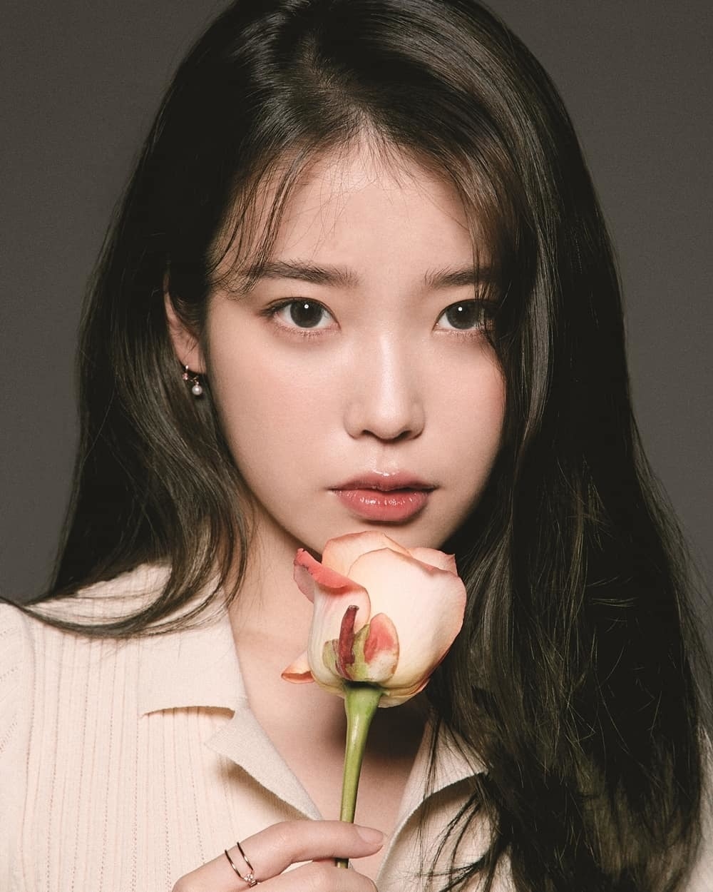 IU, Lisa và loạt sao Hàn kiếm tiền khủng từ YouTube