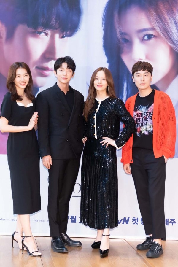 Lee Jun Ki - Moon Chae Won đẹp đôi trong họp báo phim mới