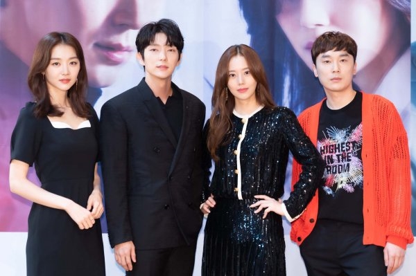Lee Jun Ki - Moon Chae Won đẹp đôi trong họp báo phim mới