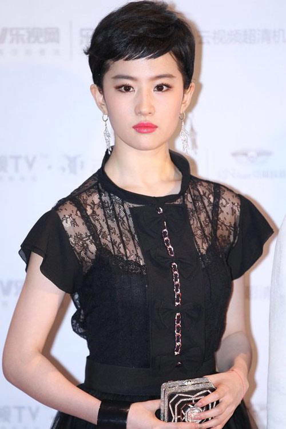 Lưu Diệc Phi, Nhiệt Ba, Trương Hinh Dư và mỹ nhân Cbiz để tóc tomboy