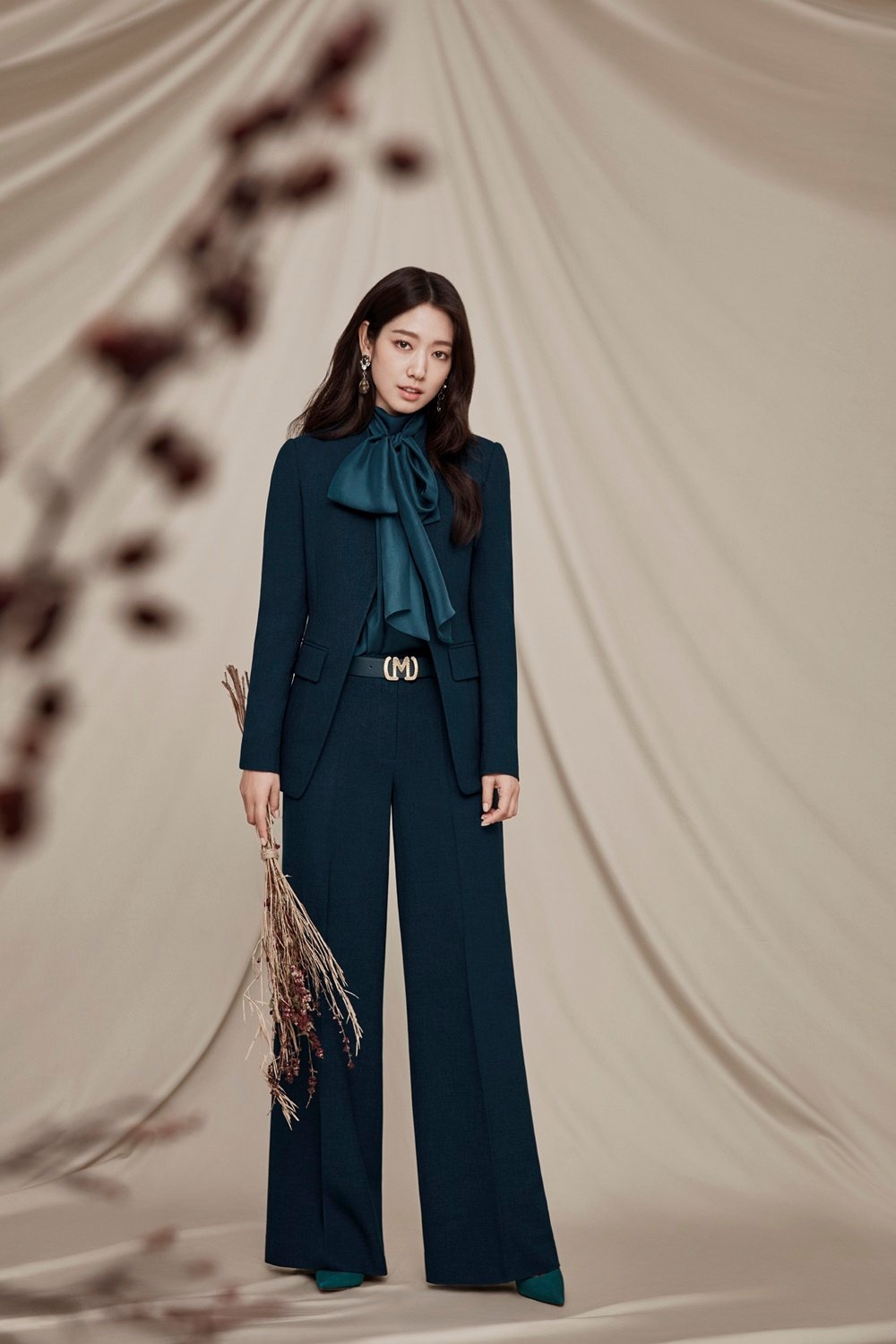 Park Shin Hye làm fan 'đứng hình' với loạt ảnh mới cực sang trọng