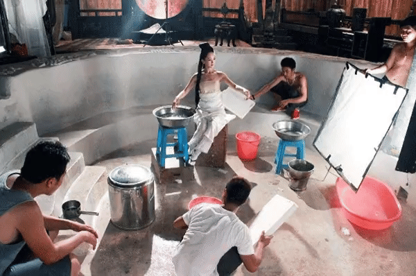 Hậu trường cười bò trong phim Hoa ngữ: Tra tấn bằng thịt heo nướng