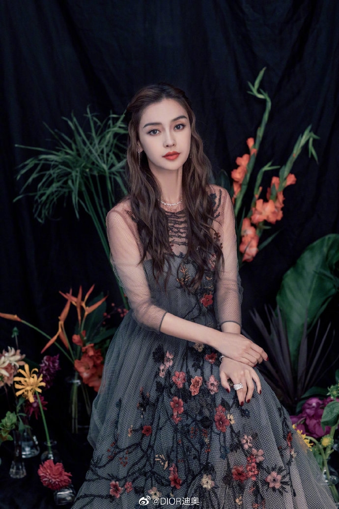 Triệu Lệ Dĩnh đọ sắc AngelaBaby, netizen đau đầu: 'Khó phân hơn thua'
