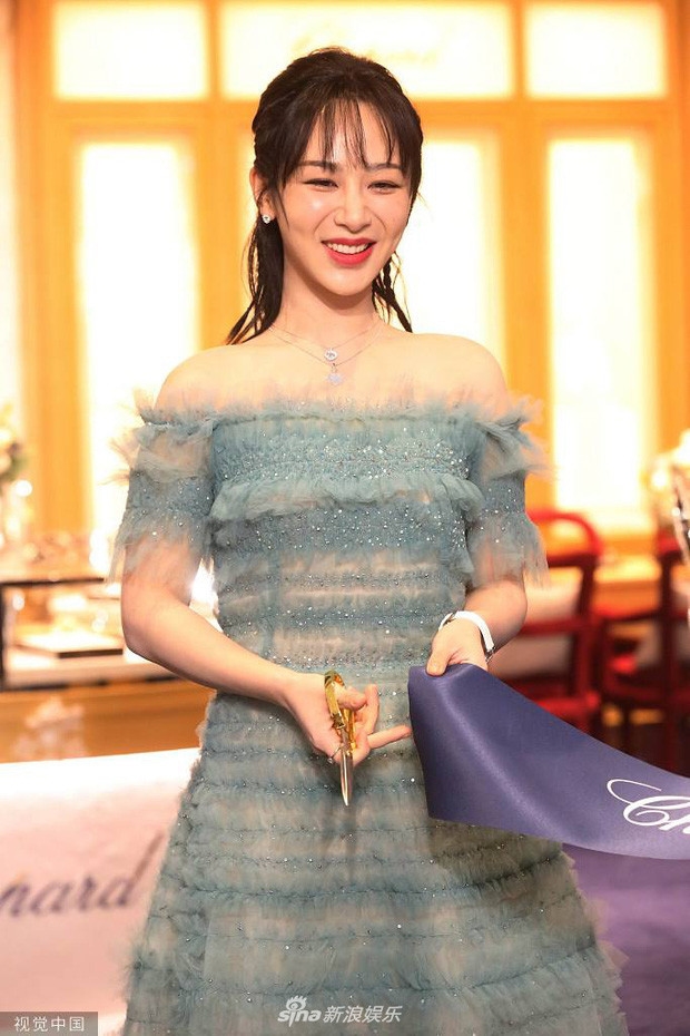 Dương Tử tăng cân vai thô vẫn mặc váy khoe vai, fan đòi thay stylist