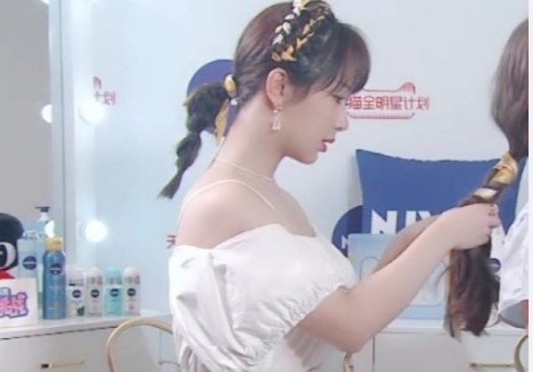 Dương Tử tăng cân vai thô vẫn mặc váy khoe vai, fan đòi thay stylist