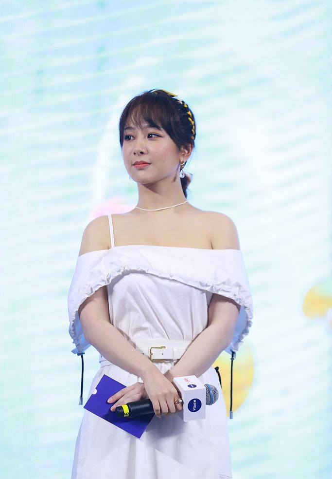 Dương Tử tăng cân vai thô vẫn mặc váy khoe vai, fan đòi thay stylist