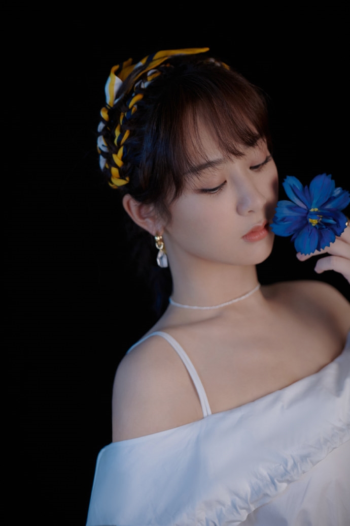 Dương Tử tăng cân vai thô vẫn mặc váy khoe vai, fan đòi thay stylist