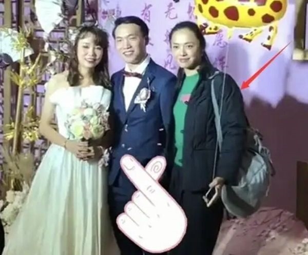 Triệu Lệ Dĩnh, Lưu Diệc Phi và sao Cbiz giản dị đi ăn cưới