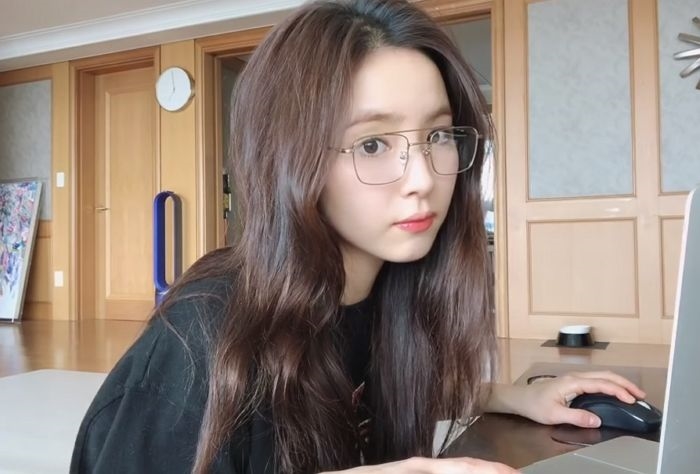 Shin Se Kyung là nữ diễn viên Hàn đầu tiên vượt 1 triệu fan YouTube