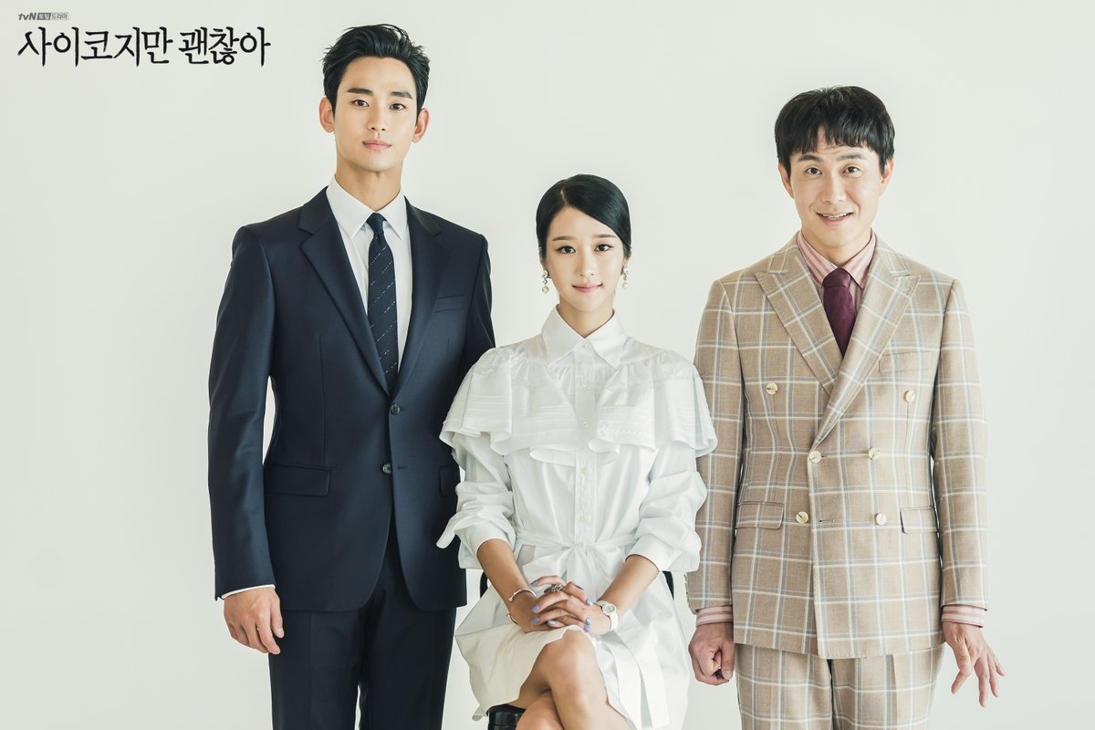 Kim Soo Hyun - Seo Ye Ji đẹp tung ảnh gia đình trong 'Điên thì có sao'