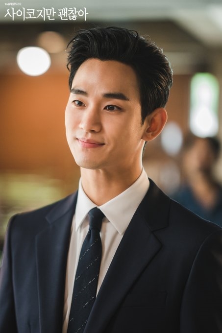 Kim Soo Hyun - Seo Ye Ji đẹp tung ảnh gia đình trong 'Điên thì có sao'