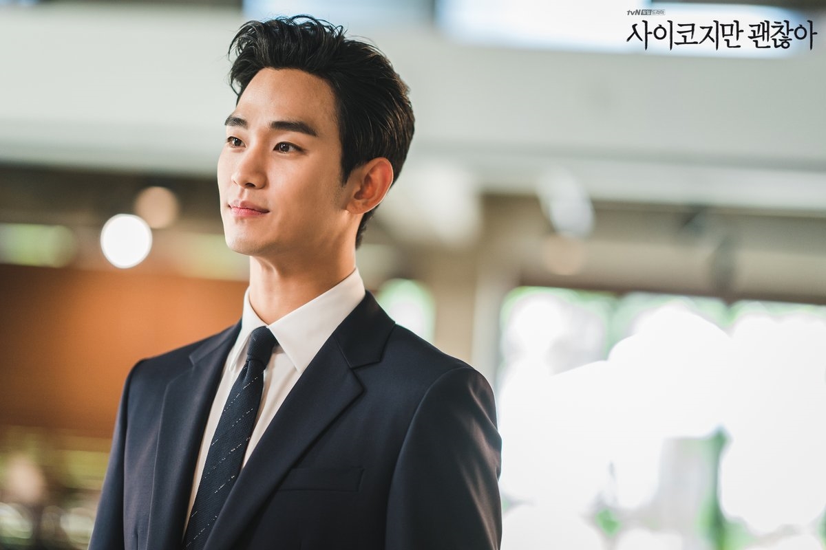 Kim Soo Hyun - Seo Ye Ji đẹp tung ảnh gia đình trong 'Điên thì có sao'