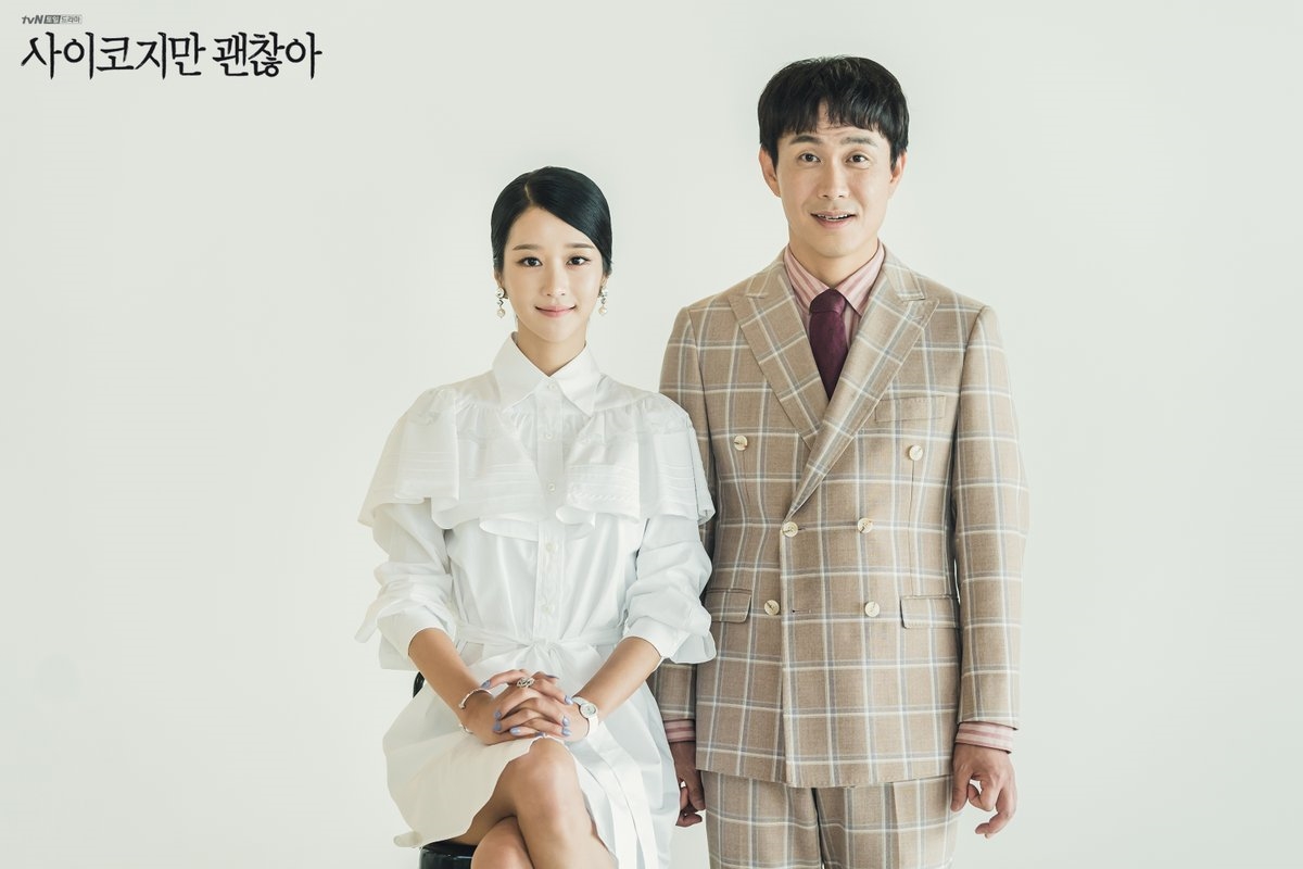 Kim Soo Hyun - Seo Ye Ji đẹp tung ảnh gia đình trong 'Điên thì có sao'
