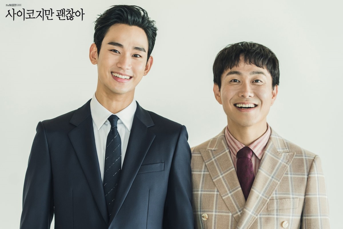 Kim Soo Hyun - Seo Ye Ji đẹp tung ảnh gia đình trong 'Điên thì có sao'