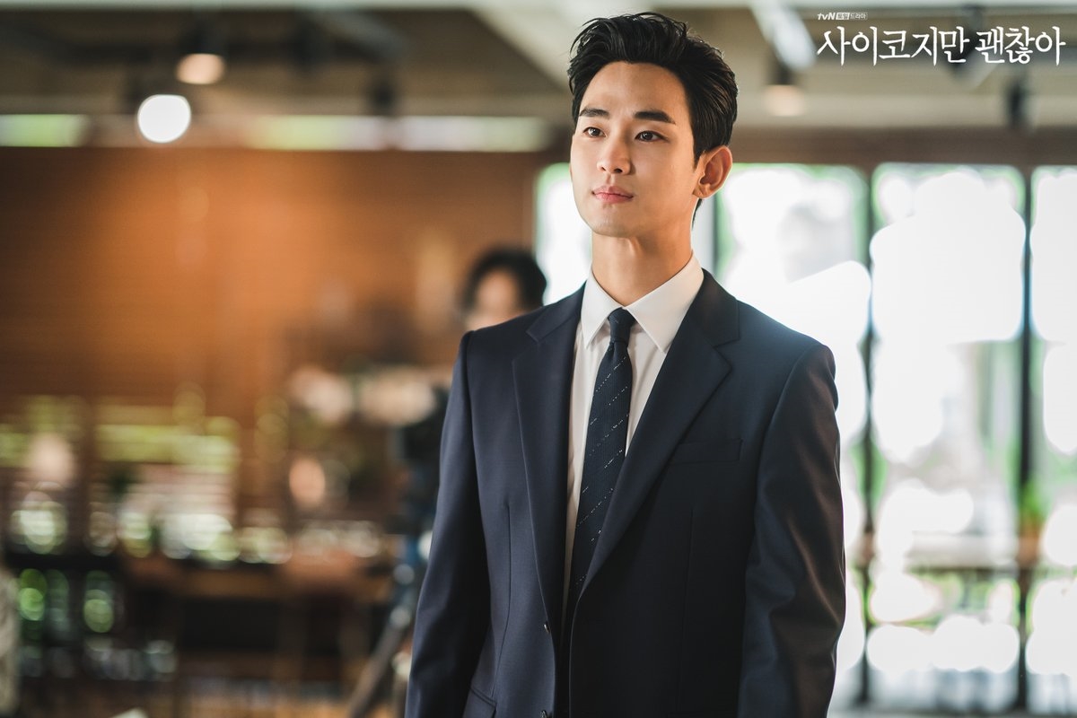 Kim Soo Hyun - Seo Ye Ji đẹp tung ảnh gia đình trong 'Điên thì có sao'
