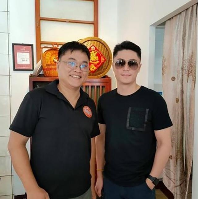 Lâm Tâm Như - Hoắc Kiến Hoa lại đưa con gái Cá Heo Nhỏ đi chơi biển