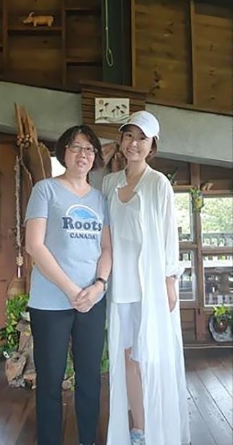 Lâm Tâm Như - Hoắc Kiến Hoa lại đưa con gái Cá Heo Nhỏ đi chơi biển
