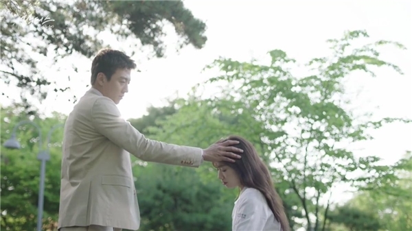 'Healer' và những phim Hàn có cảnh xoa đầu 'tan chảy' lãng mạn nhất