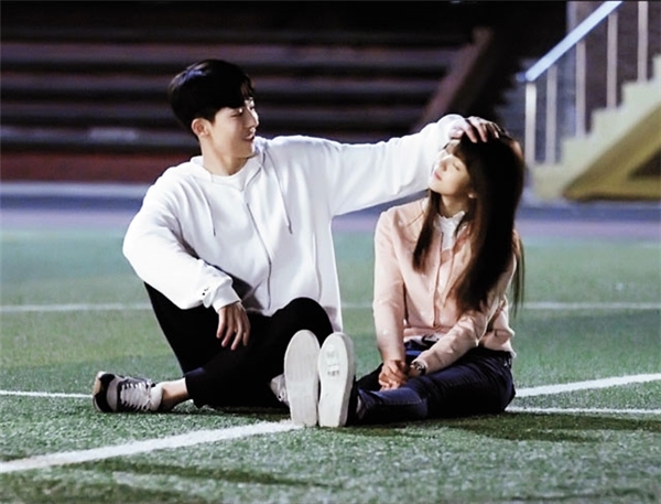 'Healer' và những phim Hàn có cảnh xoa đầu 'tan chảy' lãng mạn nhất