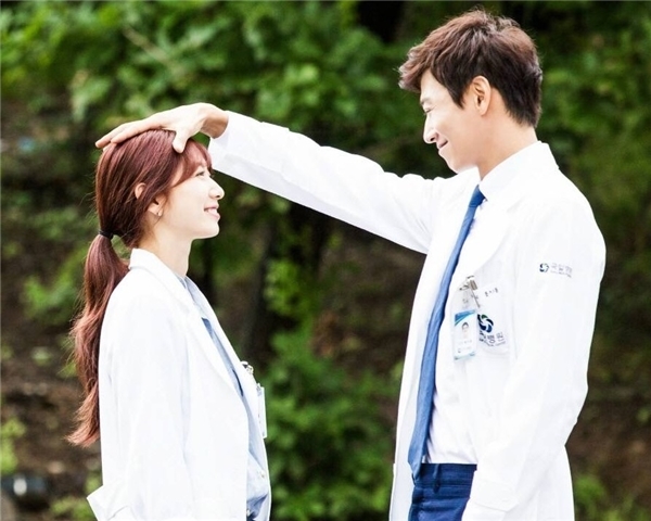 'Healer' và những phim Hàn có cảnh xoa đầu 'tan chảy' lãng mạn nhất