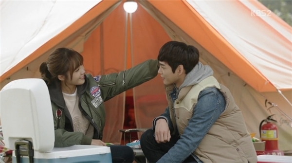 'Healer' và những phim Hàn có cảnh xoa đầu 'tan chảy' lãng mạn nhất