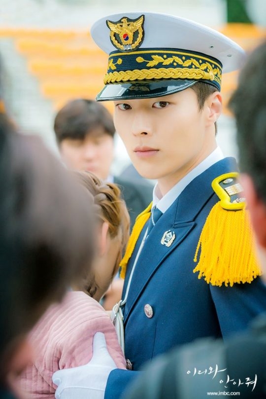 Hyun Bin và những nam thần mặc quân phục đẹp nhất trên màn ảnh Hàn