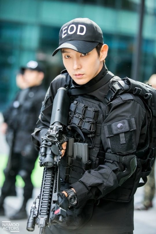 Hyun Bin và những nam thần mặc quân phục đẹp nhất trên màn ảnh Hàn