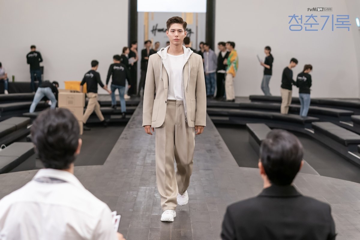 Park Bo Gum tung ảnh tạo hình người mẫu cực điển trai trong phim mới