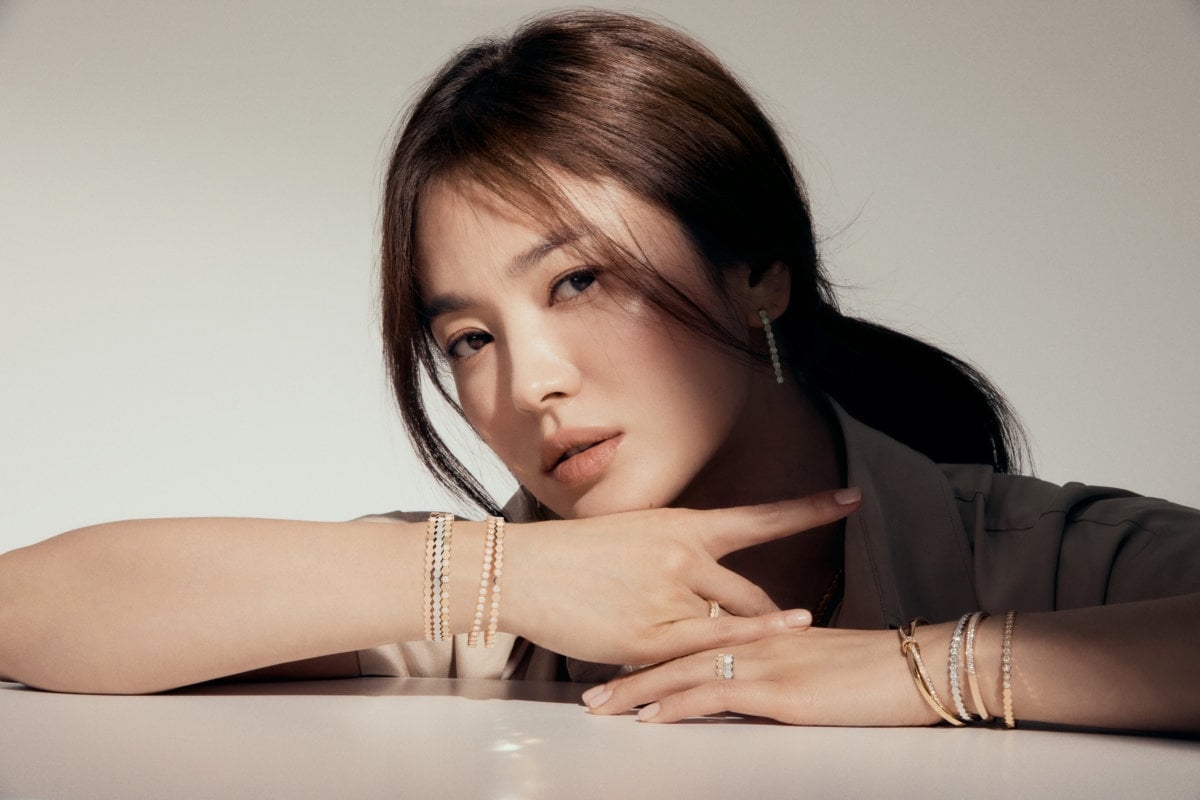 Song Hye Kyo khoe vẻ đẹp sang trọng quý phái trong bộ ảnh mới