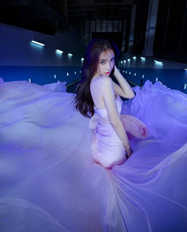 Huỳnh Hiểu Minh - AngelaBaby xài vali bể, áo thun mặc 2 năm dù giàu