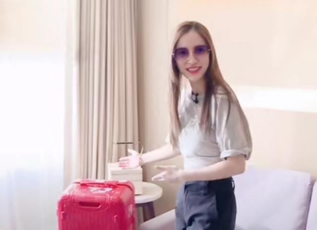 Huỳnh Hiểu Minh - AngelaBaby xài vali bể, áo thun mặc 2 năm dù giàu