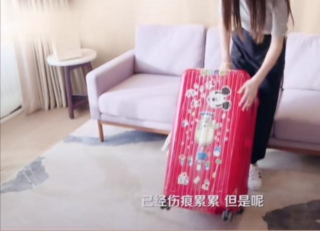 Huỳnh Hiểu Minh - AngelaBaby xài vali bể, áo thun mặc 2 năm dù giàu