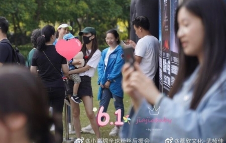 Huỳnh Hiểu Minh - AngelaBaby xài vali bể, áo thun mặc 2 năm dù giàu
