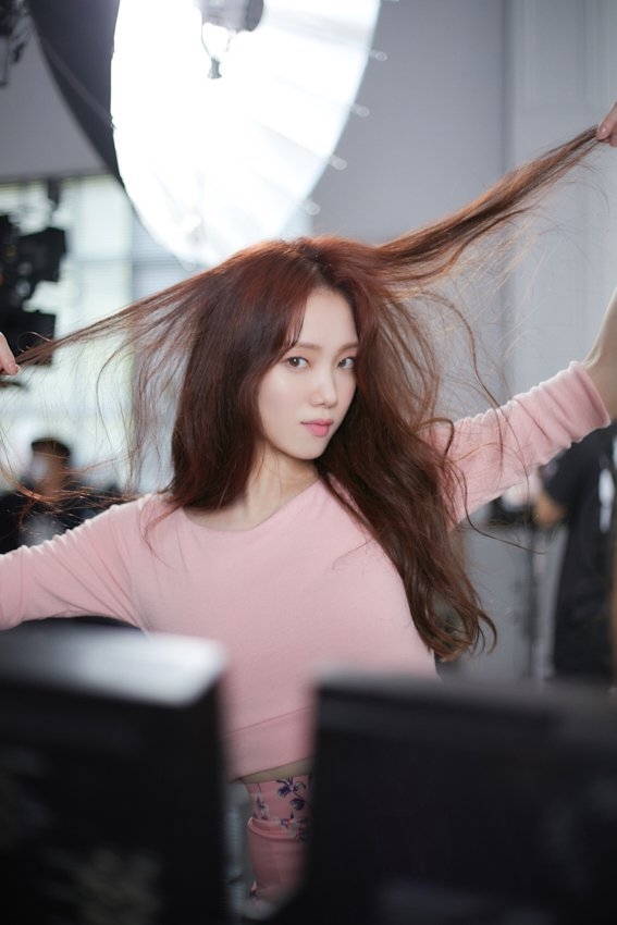 Lee Sung Kyung tung loạt ảnh hậu trường quảng cáo đẹp ngây ngất